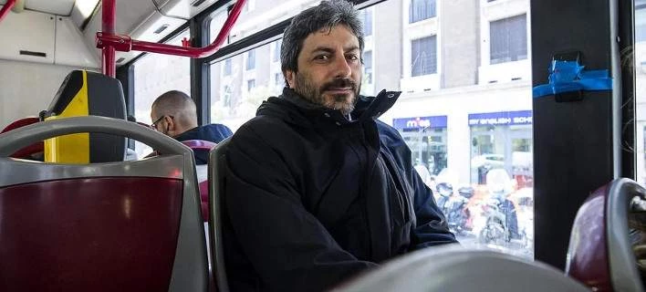 Επιβιβάστηκε με όλη τη φρουρά αλλά…πήρε το λεωφορείο!-Δείτε πως πήγε στη δουλειά ο πρόεδρος της ιταλικής Βουλής…